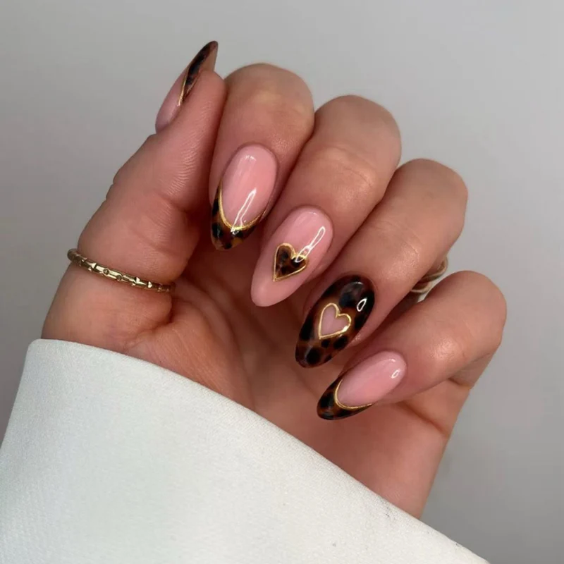 Kunstvolle Stiletto-Nägel mit elegantem Herzen-Design Karnz