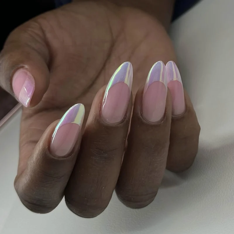 Kunstvolle Stiletto-Nägel mit elegantem Farbverlauf Karnz