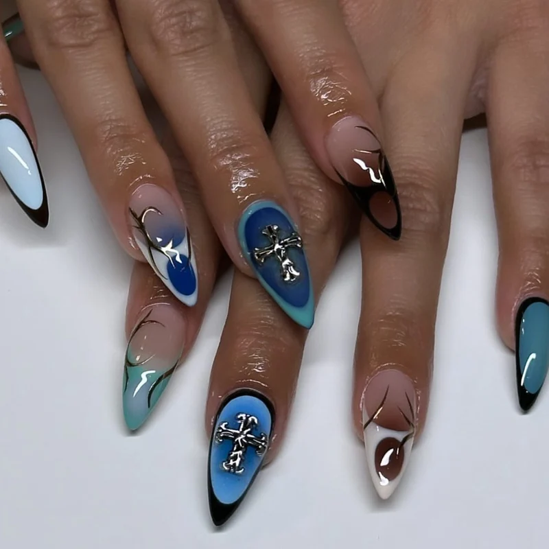 Kunstvolle Stiletto-Nägel mit elegantem Design und 3D-Akzenten Karnz