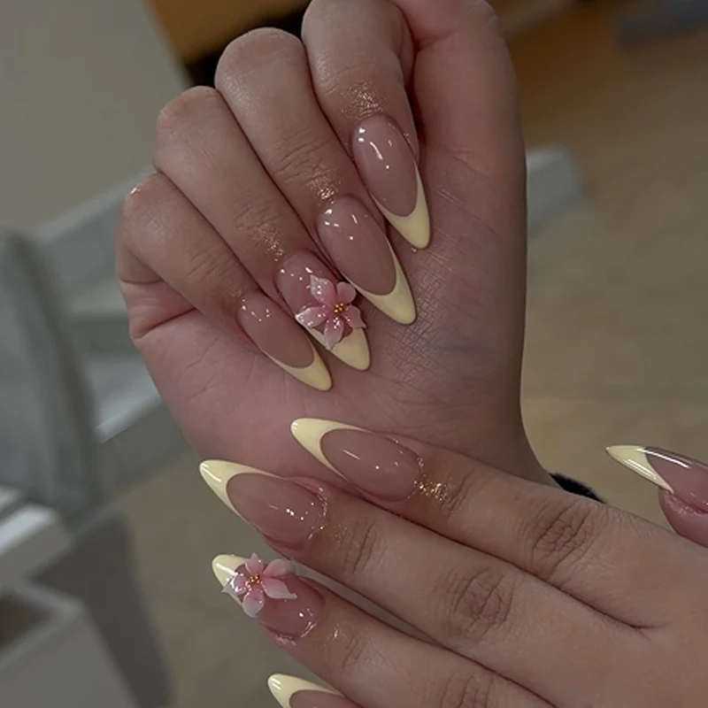 Kunstvolle Stiletto-Nägel mit elegantem Blüten-Akzent Karnz