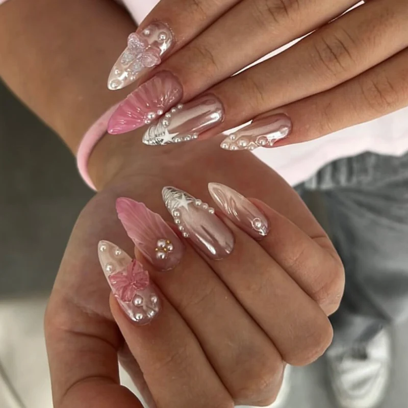 Kunstvolle Stiletto-Nägel mit Blumen- und Glitzerakzenten Karnz