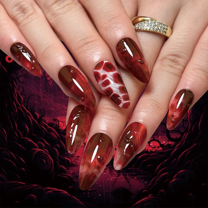 Kunstvolle Stiletto-Nägel im trendigen Design Karnz