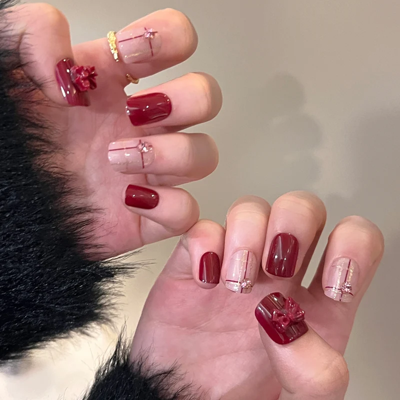 Kunstvolle Nagelverzierung mit eleganten Details Karnz