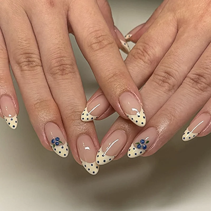Kunstvolle Nagelverlängerungen mit zarten Blüten- und Punktdesign Karnz