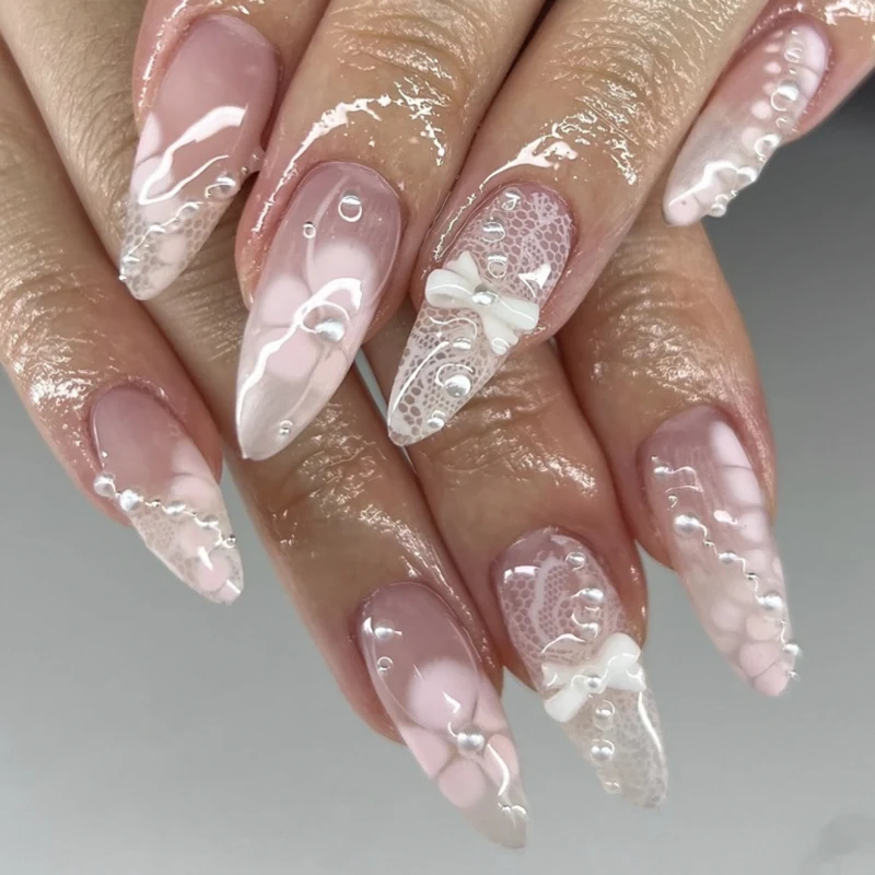 Kunstvolle Nagelverlängerungen mit zarten Akzenten Karnz