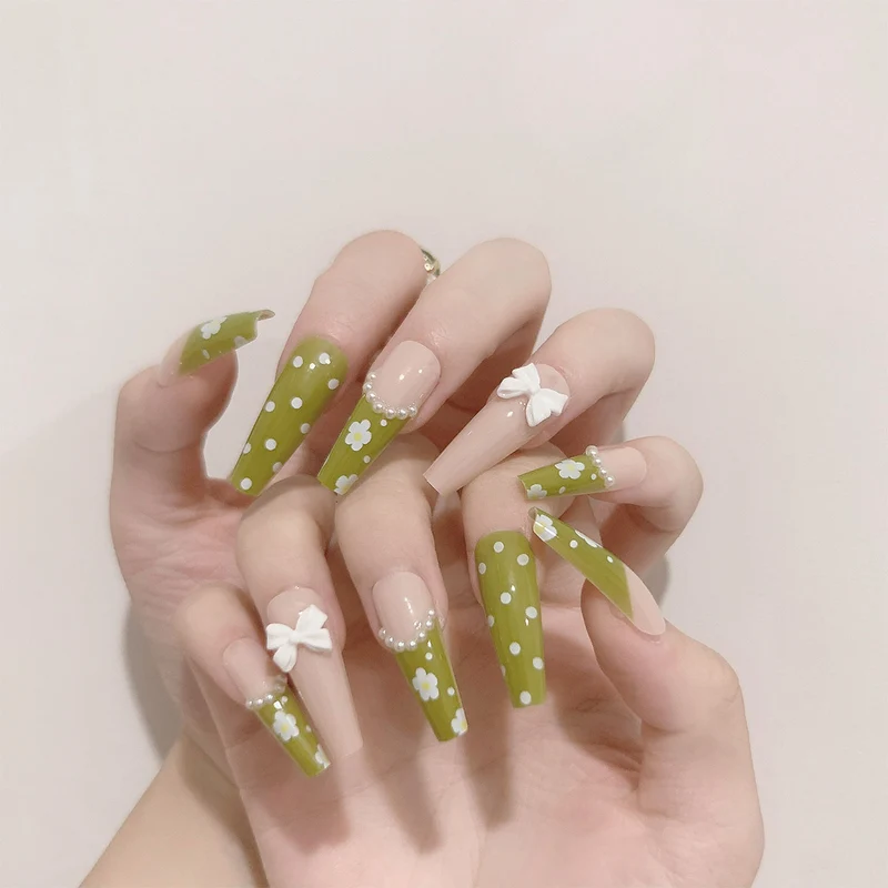 Kunstvolle Nagelverlängerungen mit zartem Blumendesign Karnz
