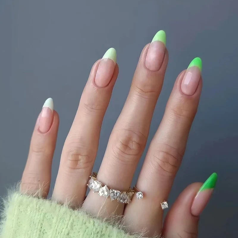 Kunstvolle Nagelverlängerungen mit trendigem Farbverlauf Karnz