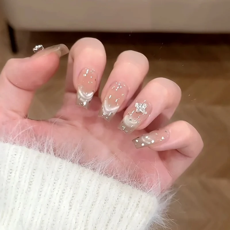 Kunstvolle Nagelverlängerungen mit Strassverzierung Karnz