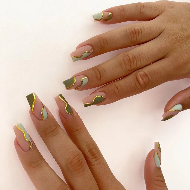 Kunstvolle Nagelverlängerungen mit elegantem Goldverzierungs-Design Karnz