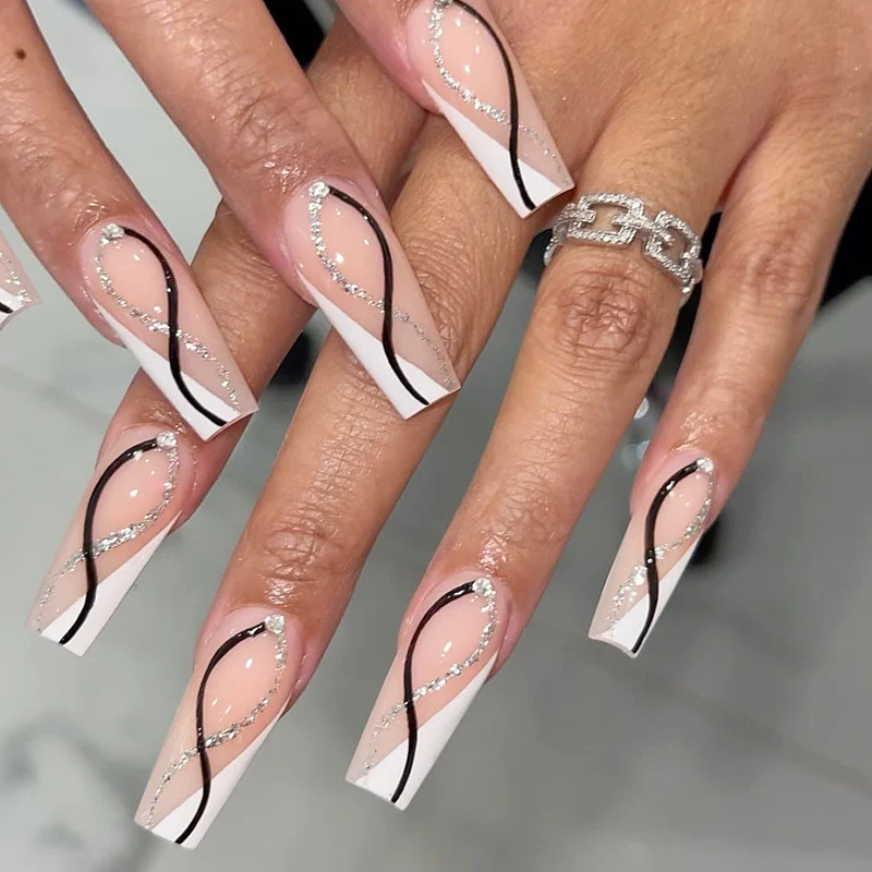 Kunstvolle Nagelverlängerungen mit elegantem Glitzerdesign Karnz