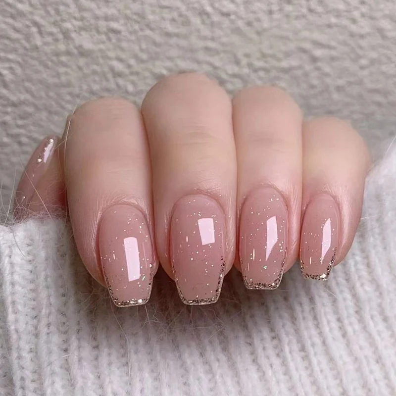 Kunstvolle Nagelverlängerungen mit elegantem Glitzer-Finish Karnz