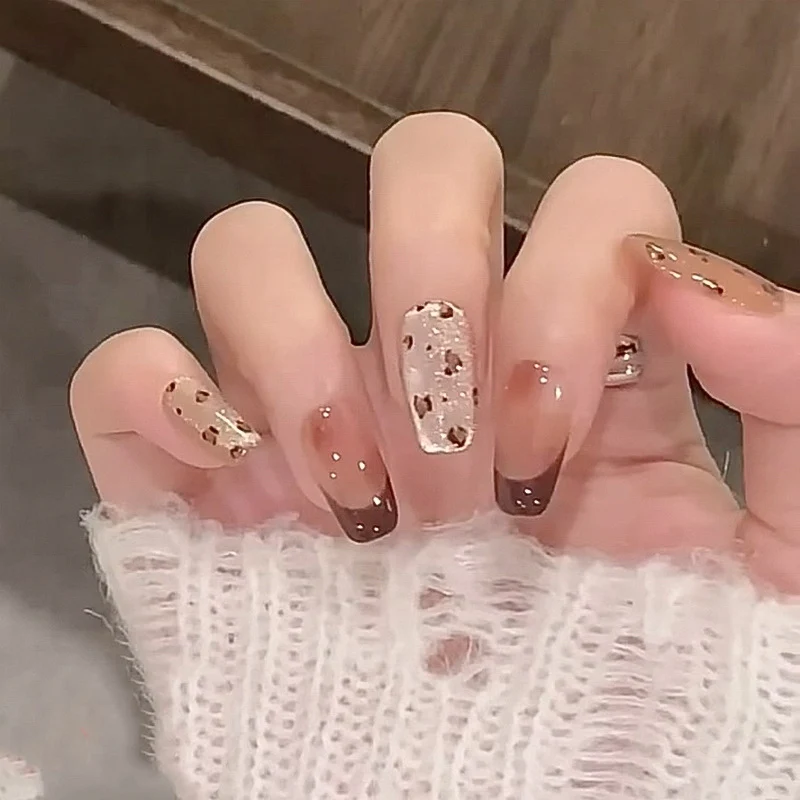 Kunstvolle Nagelverlängerungen mit elegantem Glitzer-Design Karnz