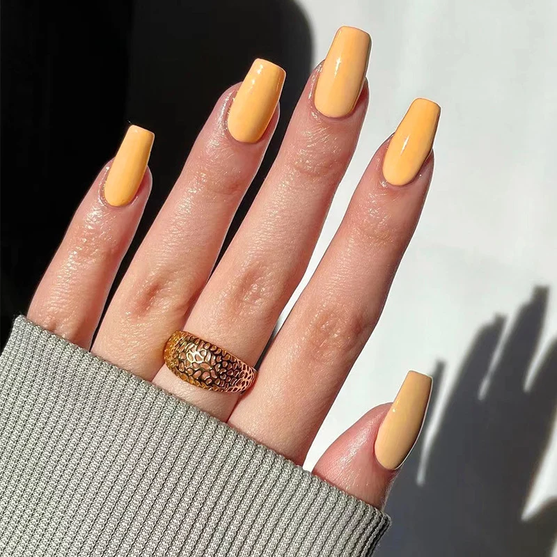 Kunstvolle Nagelverlängerungen mit elegantem Design Karnz