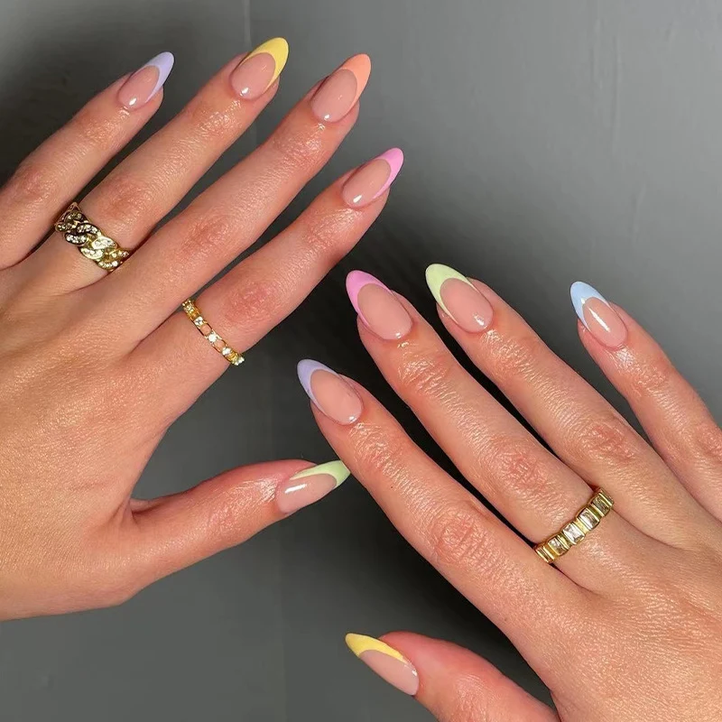 Kunstvolle Nagelverlängerungen mit elegante Farbverlauf und Glanz Karnz