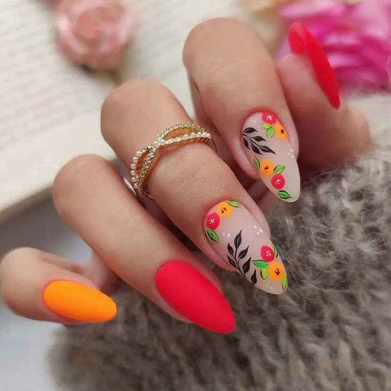 Kunstvolle Nagelverlängerungen mit bunten fruchtigen Verzierungen Karnz