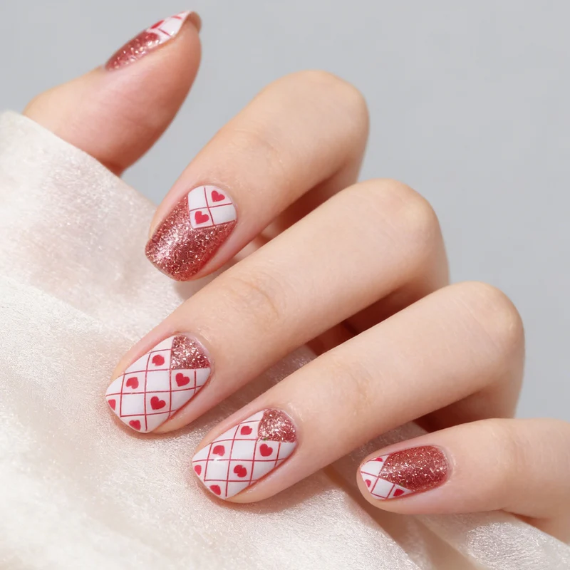 Stylische Herzmuster-Nagelkunst Karnz