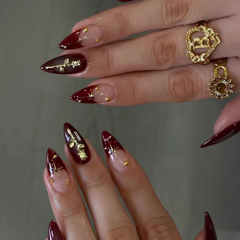 Stiletto Nagelkunst Extensions mit goldenen Akzenten Karnz