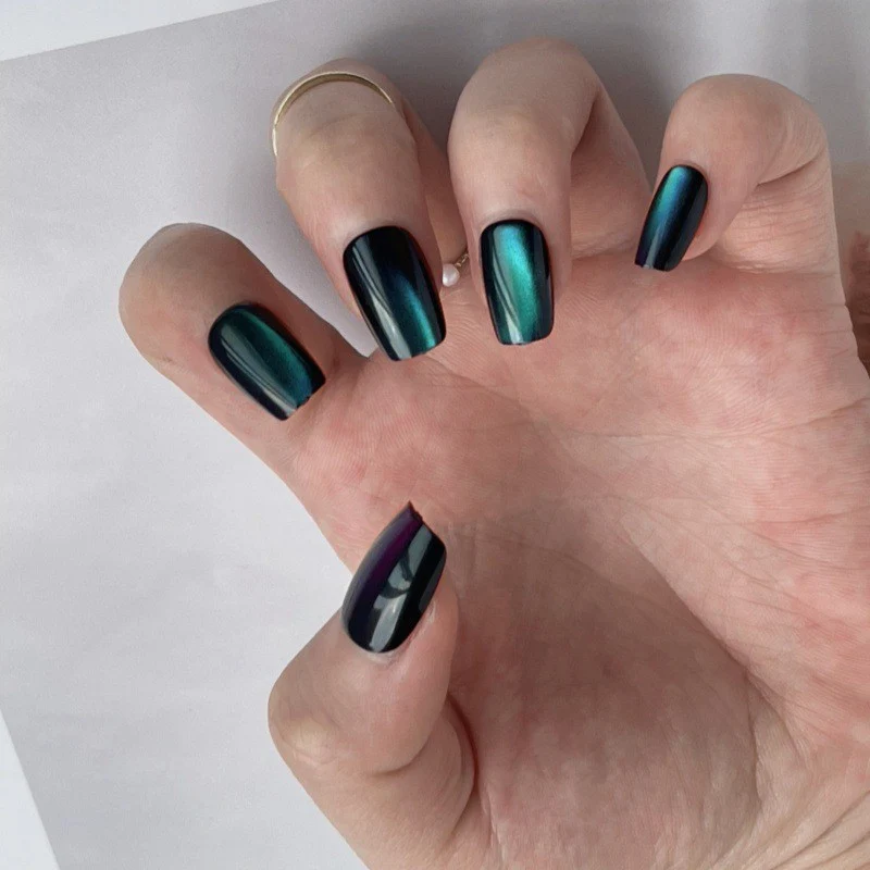 Stylisches irideszentes Press-On-Nagelset Karnz