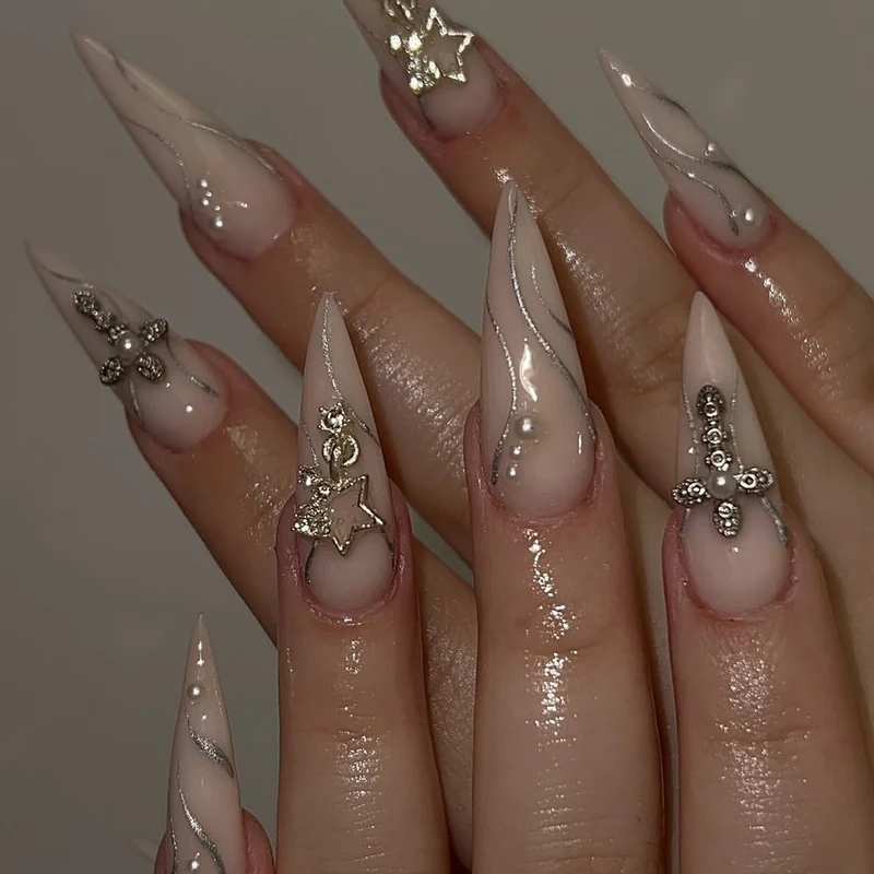Stiletto AcrylNagelkunstverlängerungen mit dekorativen Akzenten Karnz
