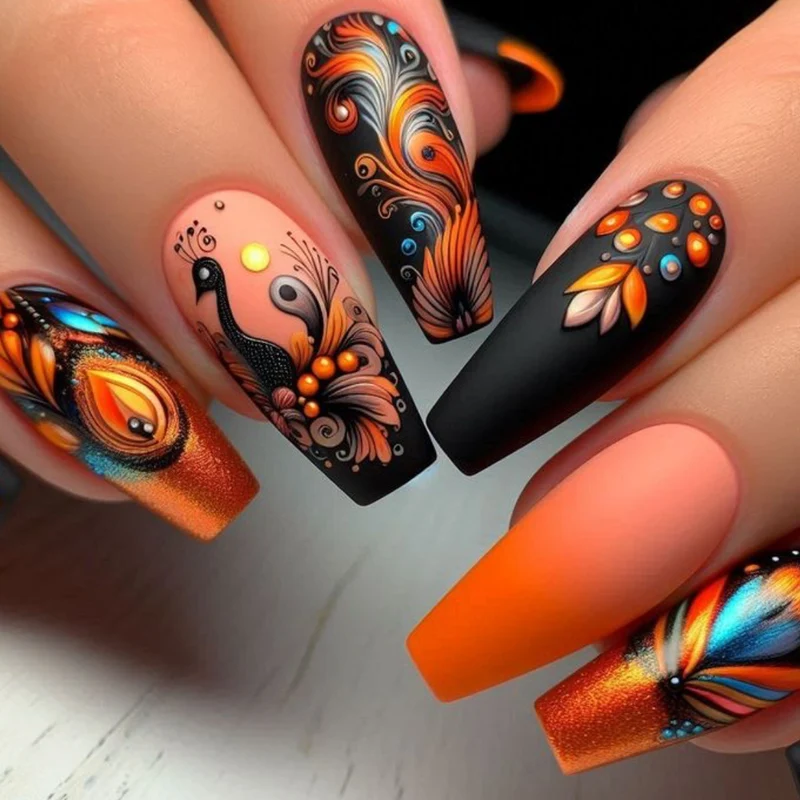 Aufwändiges Pfauen-Nailart-Design Karnz