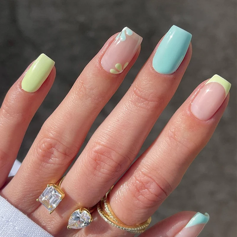 Kunstvolle Nagelverlängerungen im trendigen Floral-Design Karnz