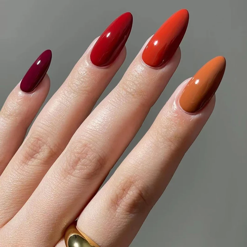 Kunstvolle Nagelverlängerungen im eleganten Stiletto-Stil Karnz