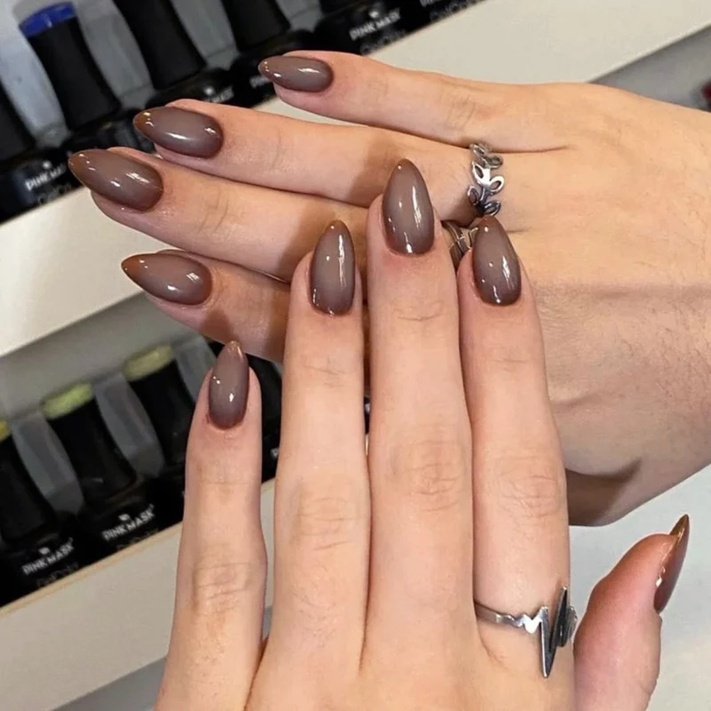 Kunstvolle Nagelverlängerungen im eleganten Bananen-Design Karnz