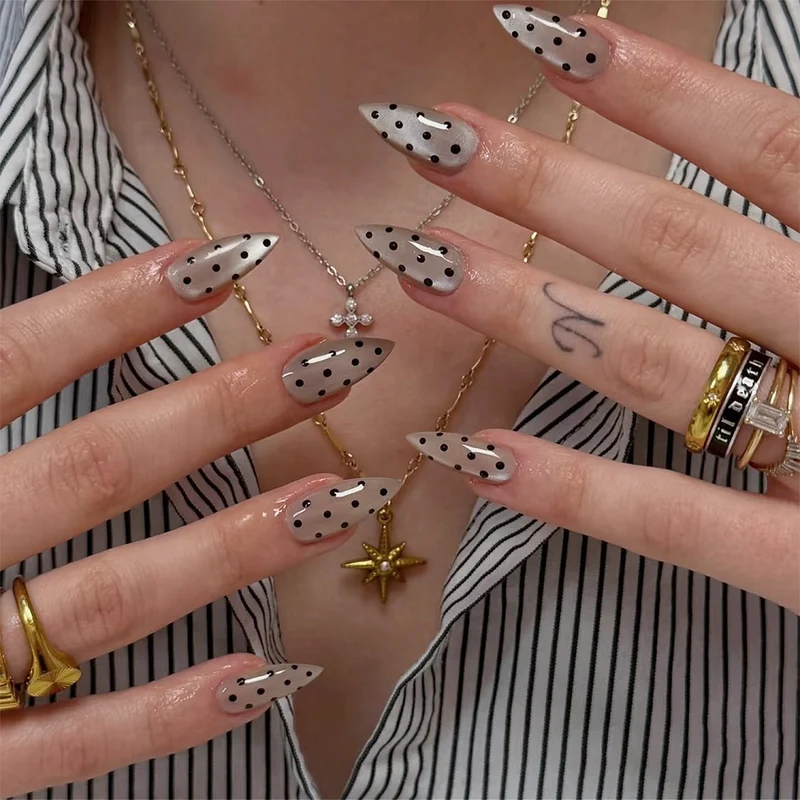 Kunstvolle Nagelspitzen im modernen Design Karnz
