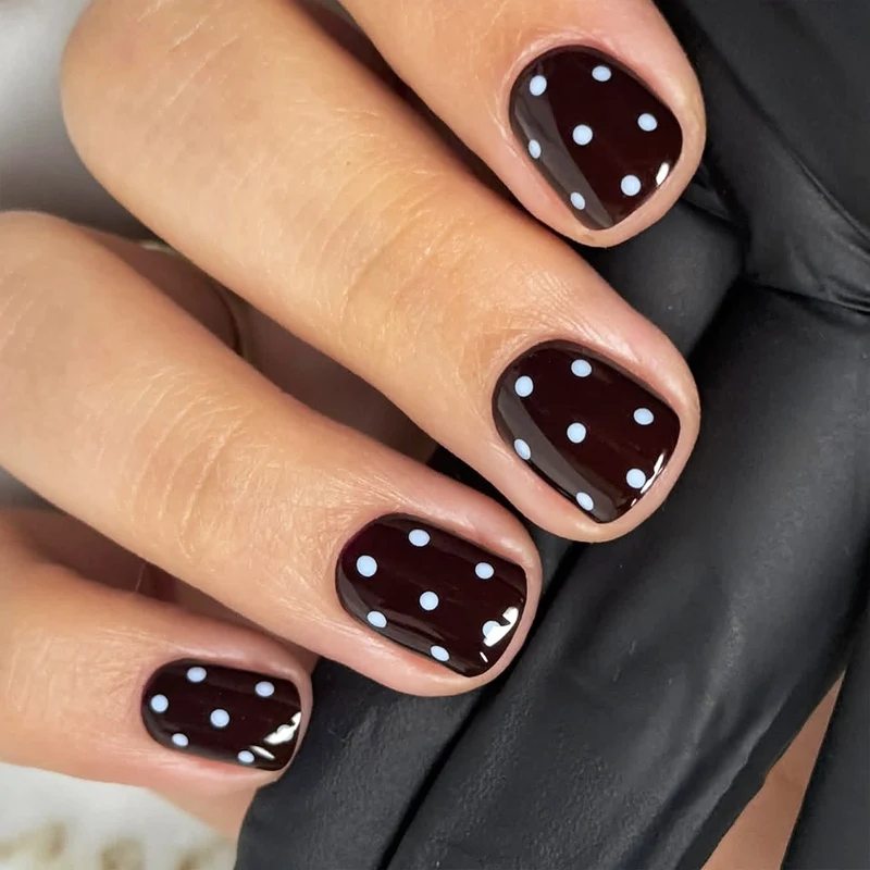 Kunstvolle Nagelkunst mit verspieltem Punktedesign Karnz