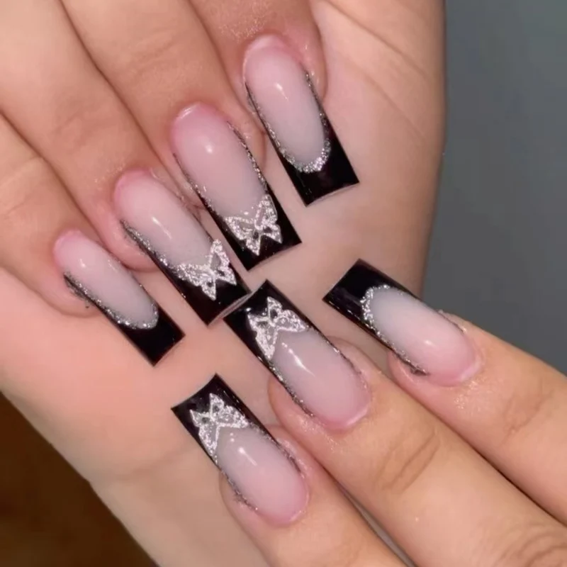 Glamouröse Stiletto-Nagelerweiterungen mit Schmetterlingsakzenten Karnz